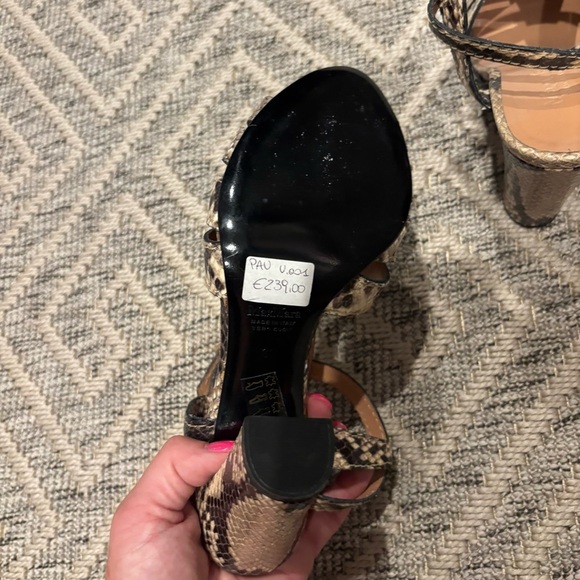 📌 Listing Title:
Vintage Max Mara Snakeskin Heels | Made in Italy | Size 37 - Picture 4 of 6